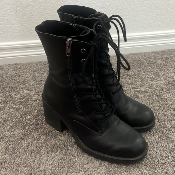 me too Shoes - Black boots